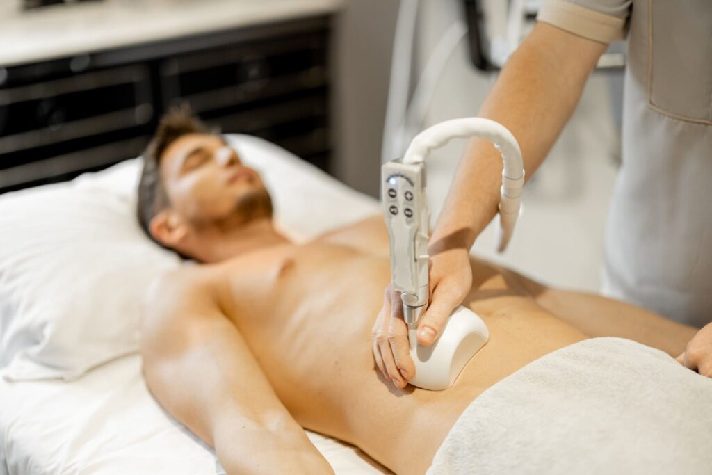 Início 7 homem recebendo massagem de rolo vacuo no centro de beleza Grande