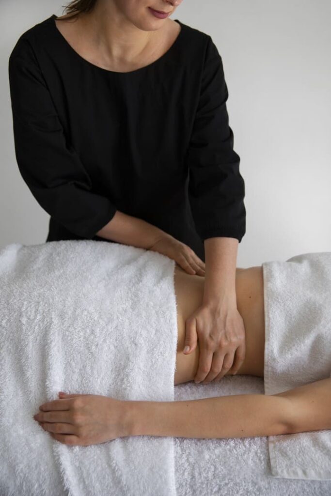 Início 8 massagista feminina dando massagem nas costas ao cliente Grande